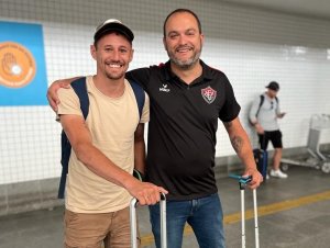 Novo reforço do Vitória, Nicolás Dibble chega a Salvador; veja vídeo