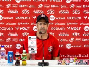 João Burse admite possibilidade de fazer mudanças no Vitória para duelo contra o Bahia de Feira