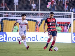 Vitória leva gol no fim e empata com Santa Cruz na estreia pela Copa do Nordeste