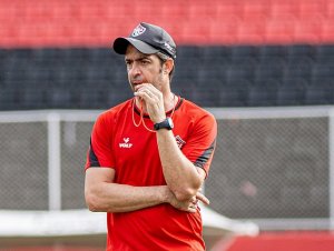 Após novo tropeço, diretoria do Vitória decide pela manutenção de João Burse como treinador