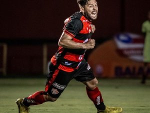 Diego Torres comemora primeiro gol pelo Vitória e projeta confronto contra o CSA: ''Vai ser difícil'