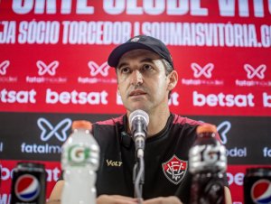 Léo Condé comemora retorno do Vitória à semifinal do Baiano: 