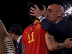 Ex-presidente da Federação Espanhola que beijou jogadora à força é preso por suspeita de corrupção