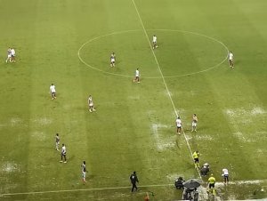 Arena Fonte Nova admite erro que contribuiu para alagamento do gramado em jogo do Bahia; saiba qual