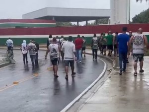 Grupo de torcedores protestam no CT do Fluminense