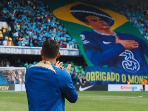 De saída, zagueiro brasileiro recebe homenagem da torcida de clube da Premier League; confira